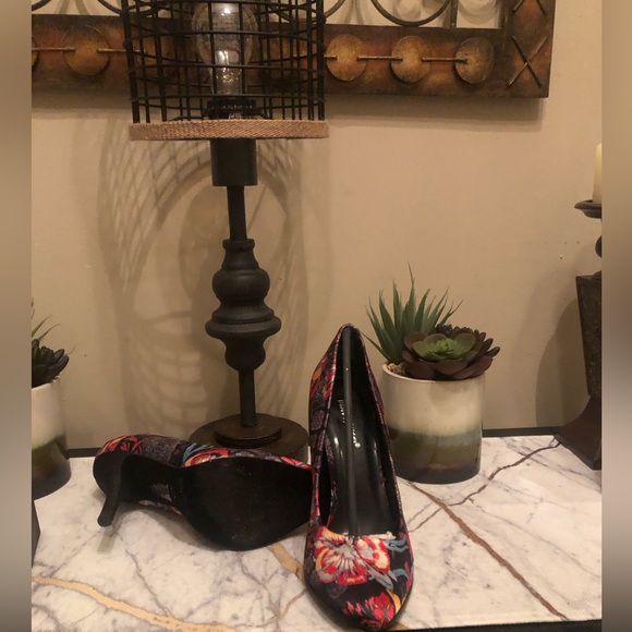 Black multi colored pumps; worn twice; perfect condition; very nice - Picture 6 of 8